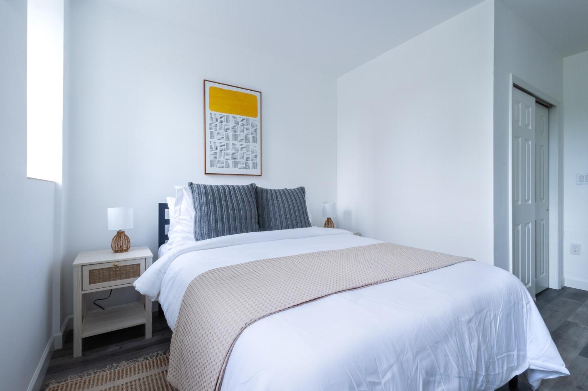 Modern 2 Bedroom Steps From Park! *