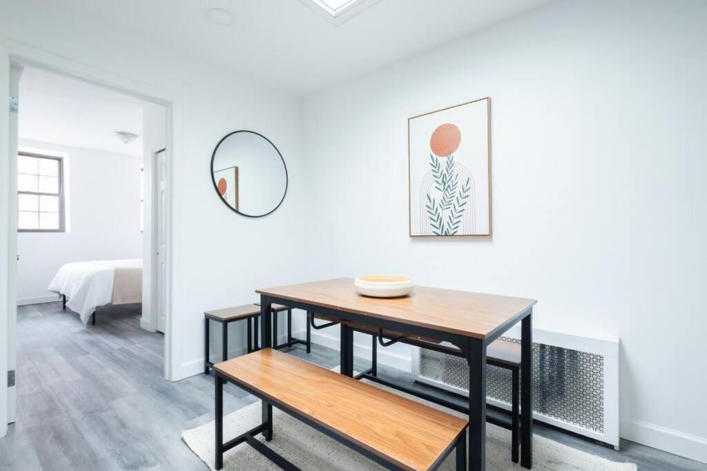 Apartment Modern 2 Bedroom Steps From Park!