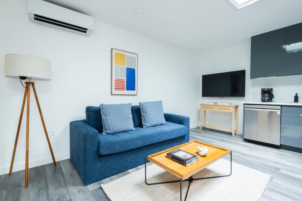 Apartment Modern 2 Bedroom Steps From Park! New York